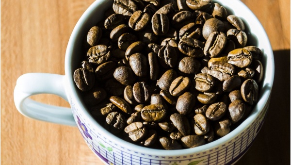 Perfekcyjny kubek kawy – jak wybrać odpowiednie ziarna?